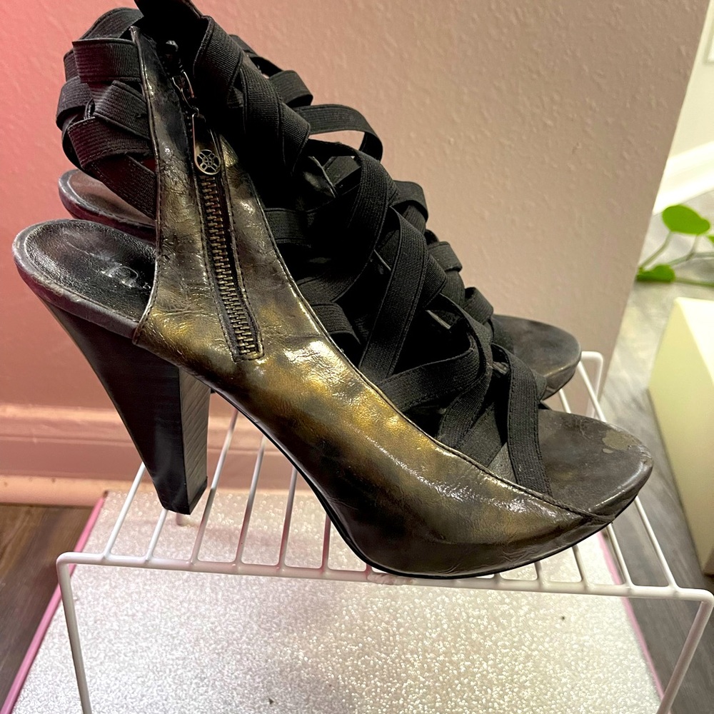 🎉CLOSET CLEAN OUT SALE🎊 NWOT Hard to find size 10W classy zip sandals!